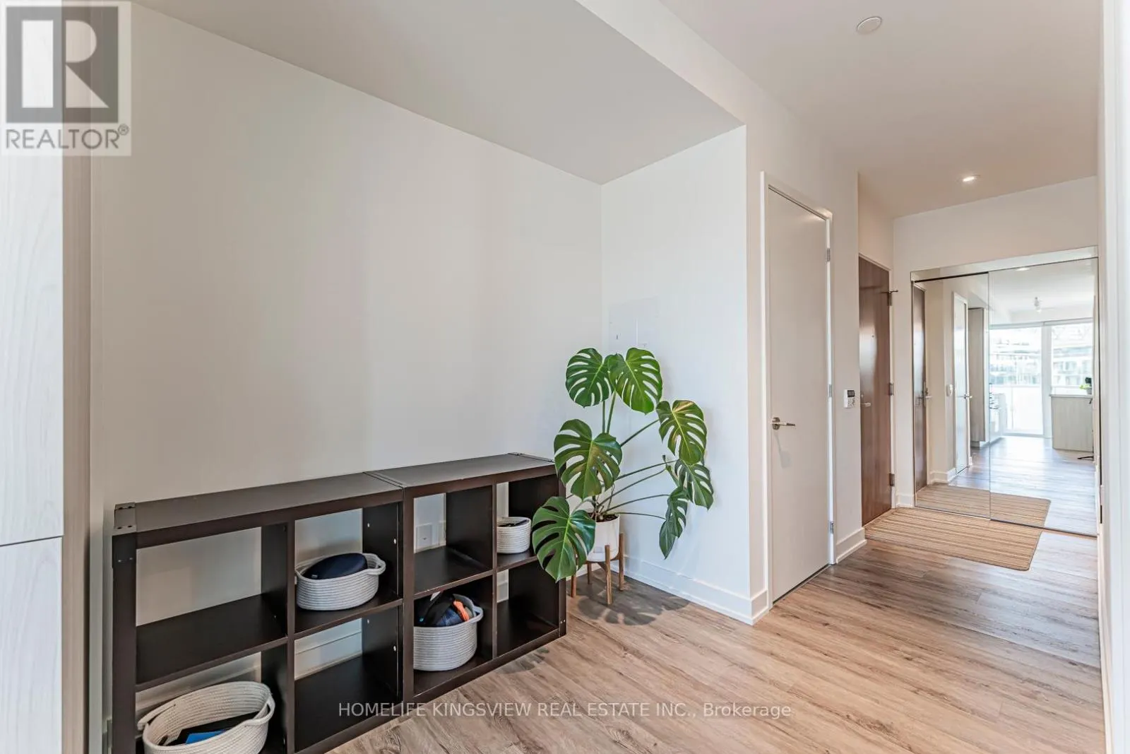 923 - 15 QUEENS QUAY E