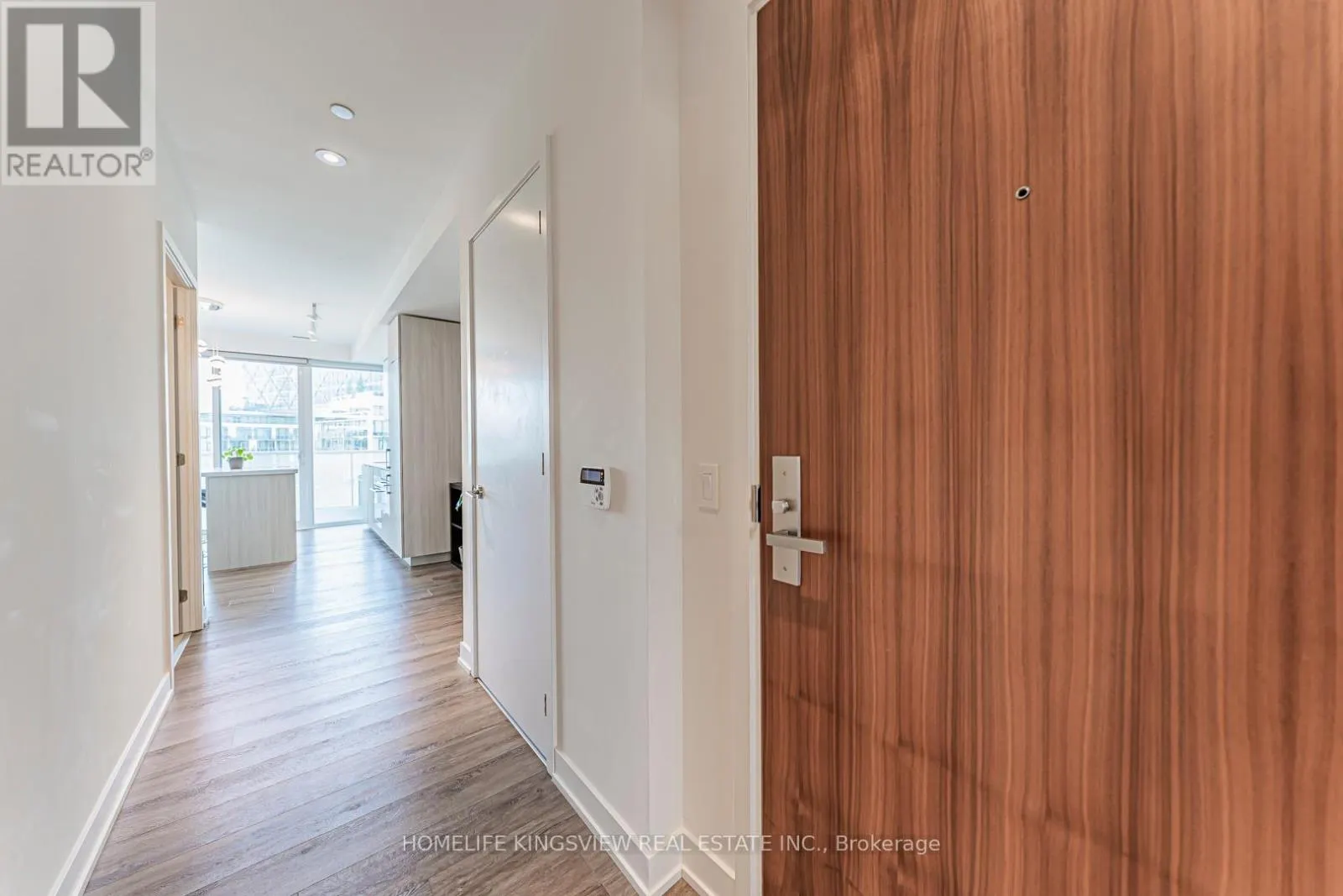 923 - 15 QUEENS QUAY E