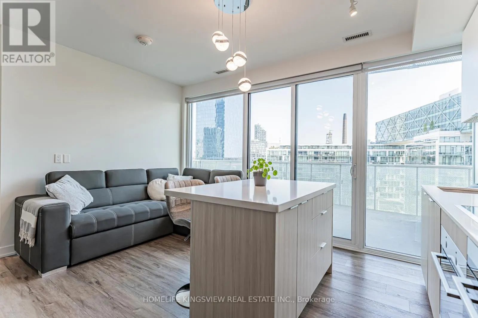 923 - 15 QUEENS QUAY E