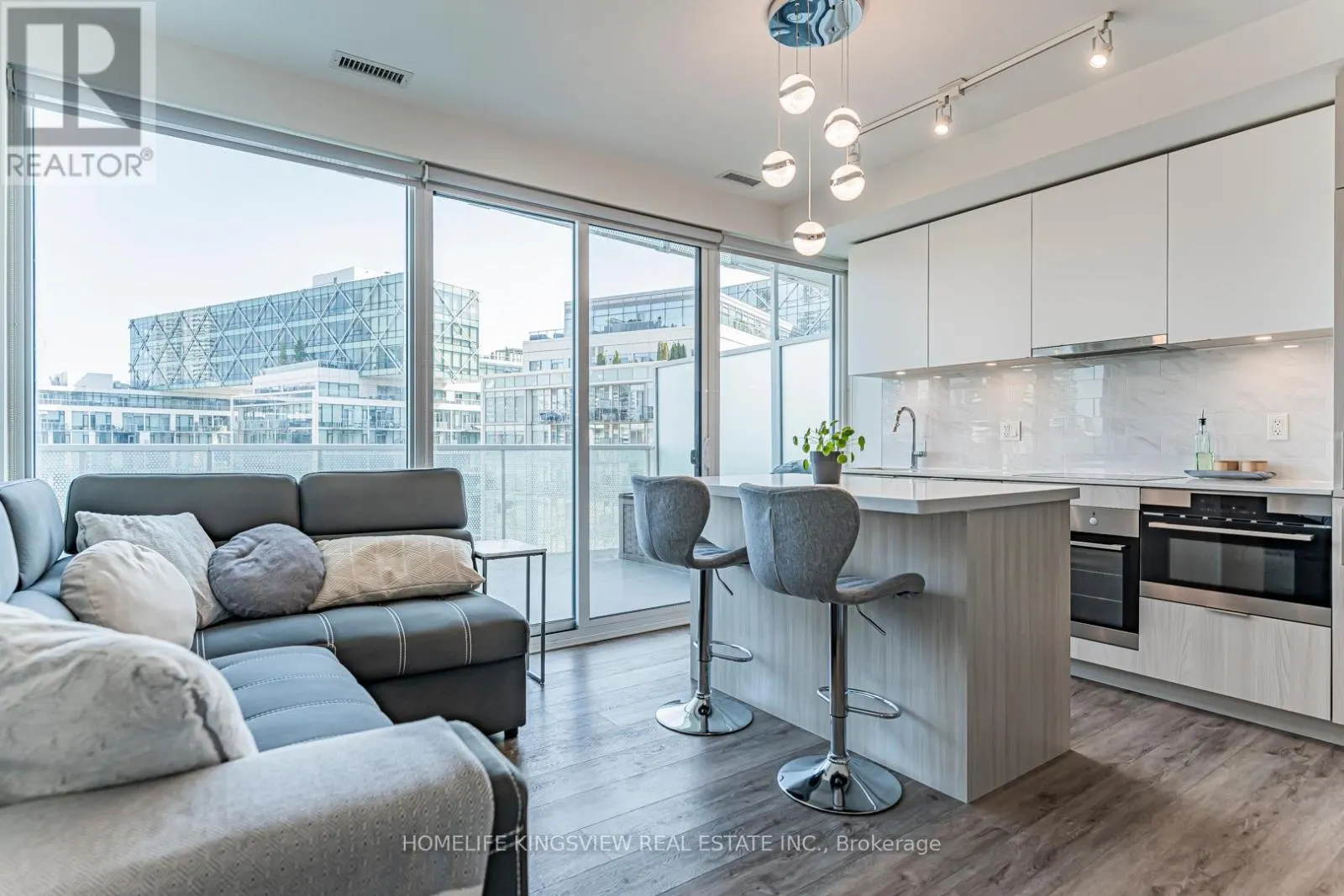 923 - 15 QUEENS QUAY E