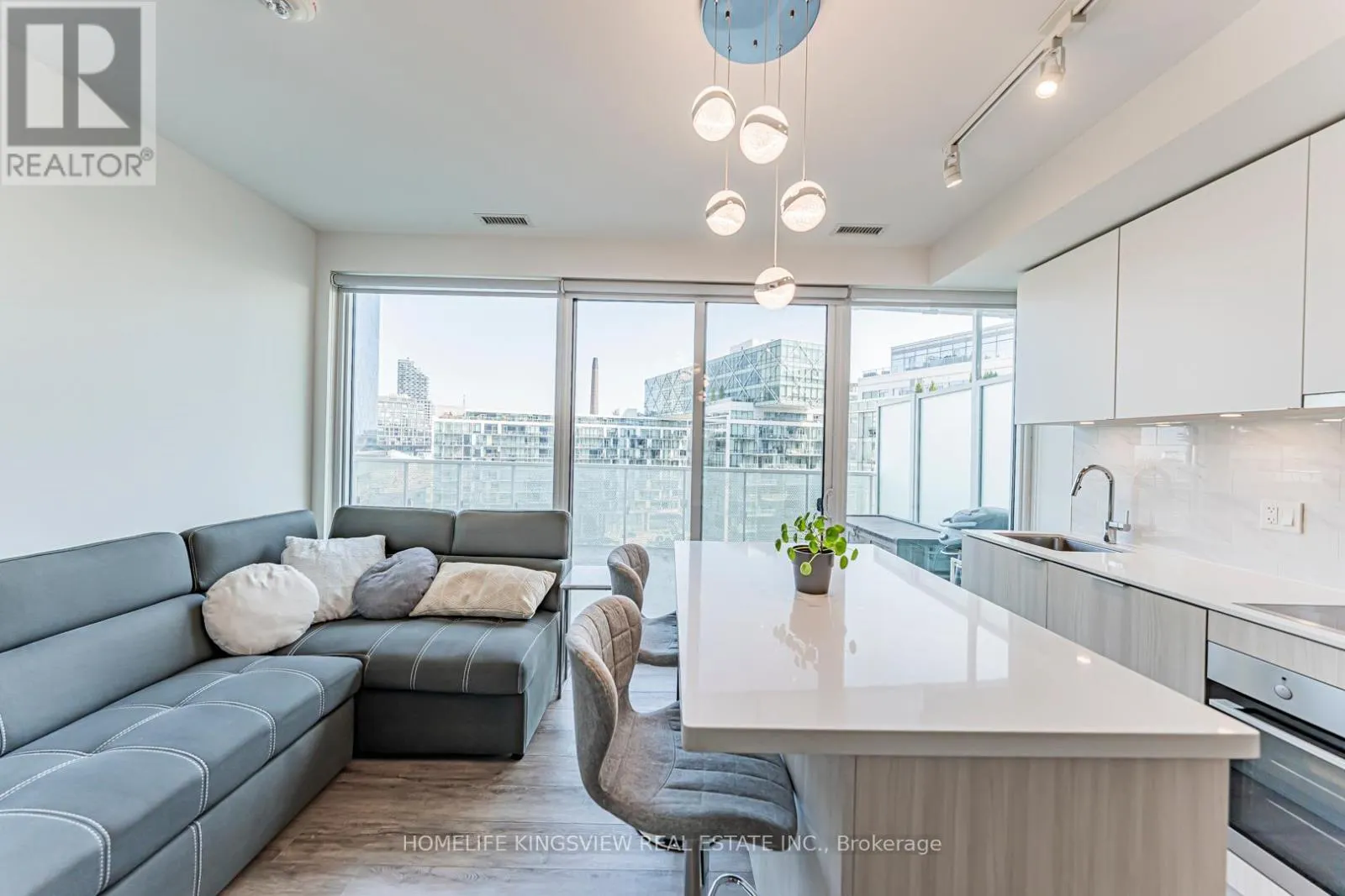 923 - 15 QUEENS QUAY E