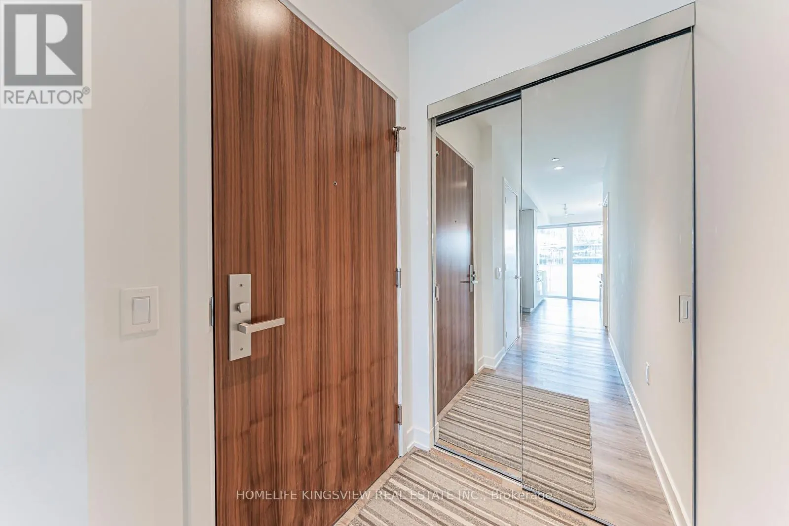 923 - 15 QUEENS QUAY E