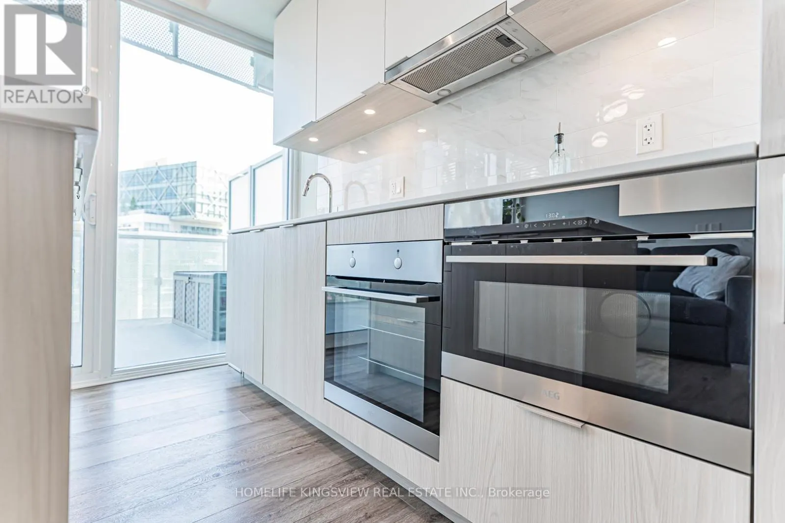 923 - 15 QUEENS QUAY E