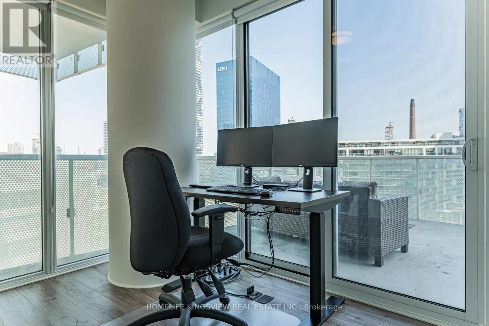 923 - 15 QUEENS QUAY E