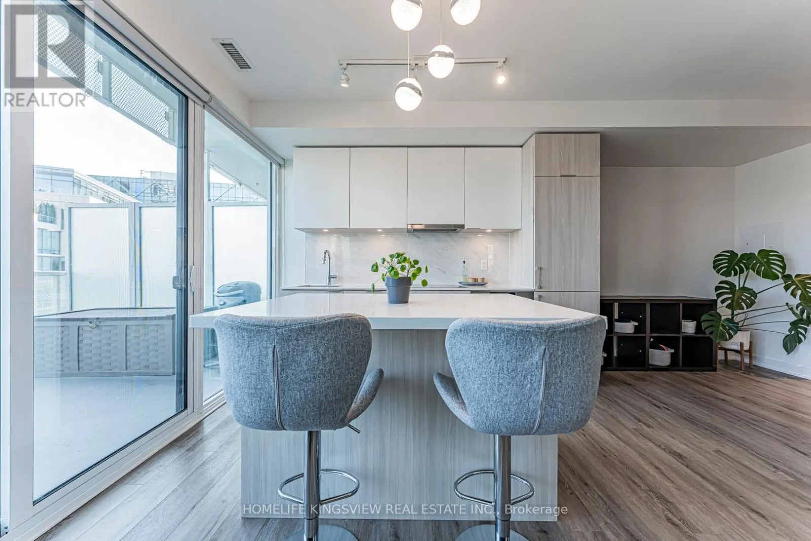 923 - 15 QUEENS QUAY E