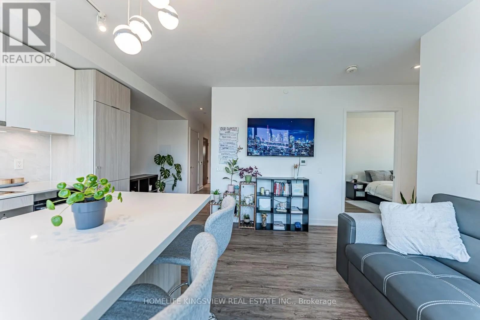 923 - 15 QUEENS QUAY E