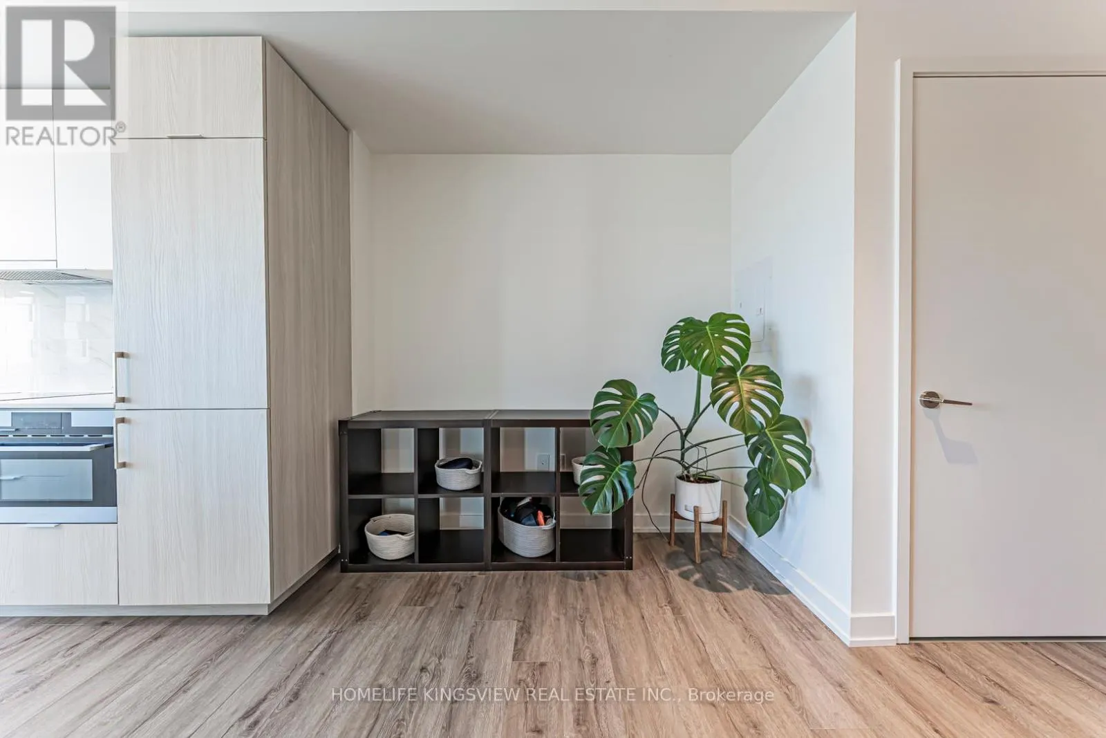 923 - 15 QUEENS QUAY E