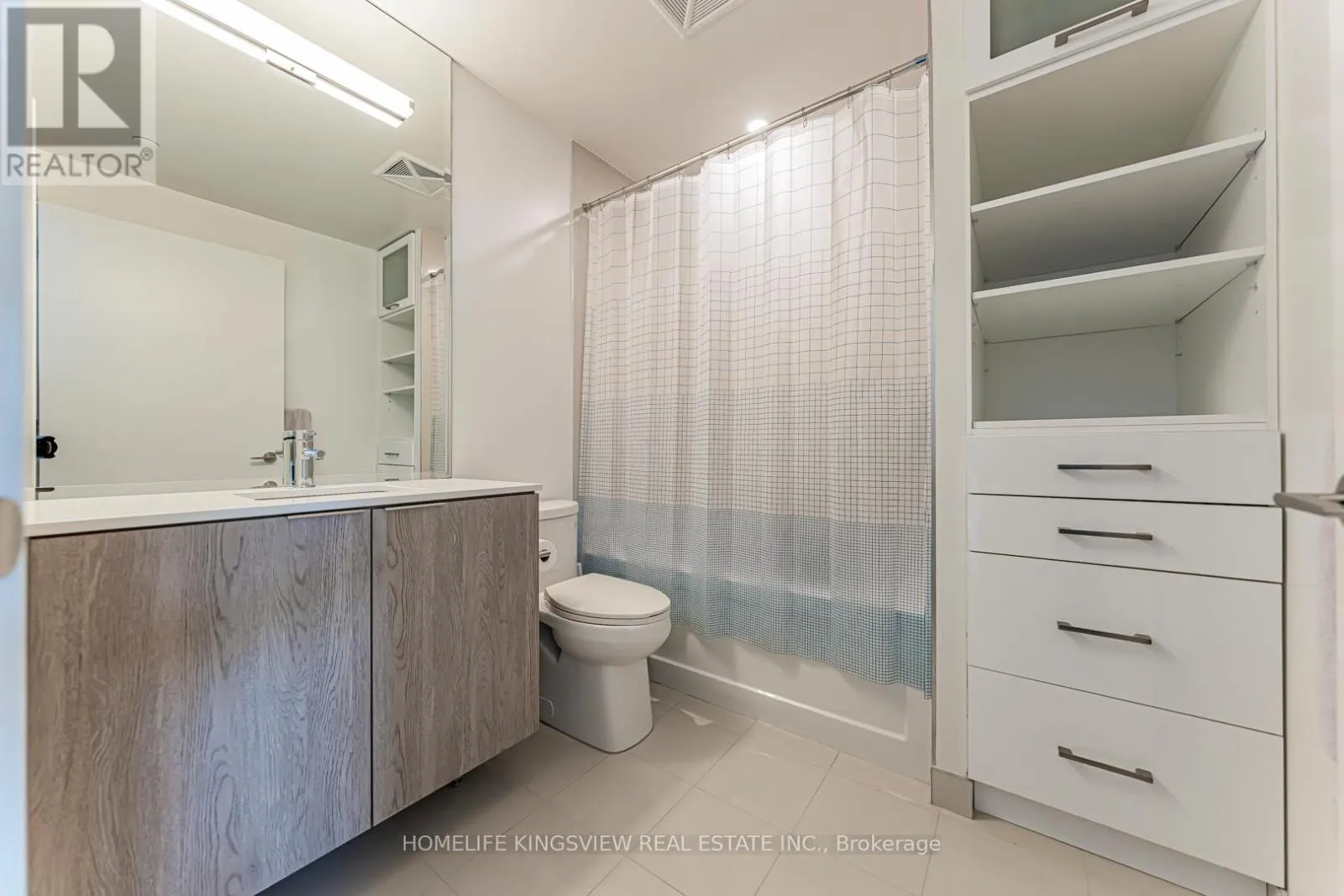 923 - 15 QUEENS QUAY E