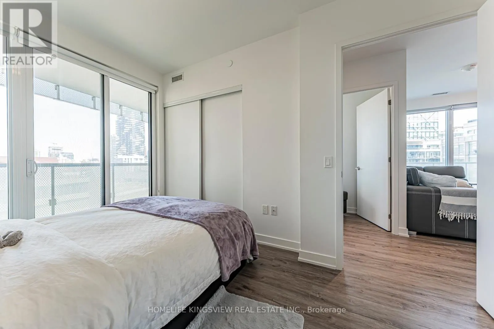 923 - 15 QUEENS QUAY E