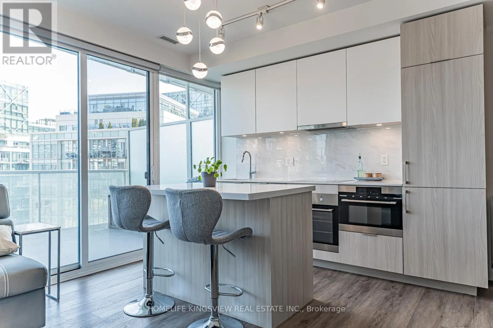 923 - 15 QUEENS QUAY E