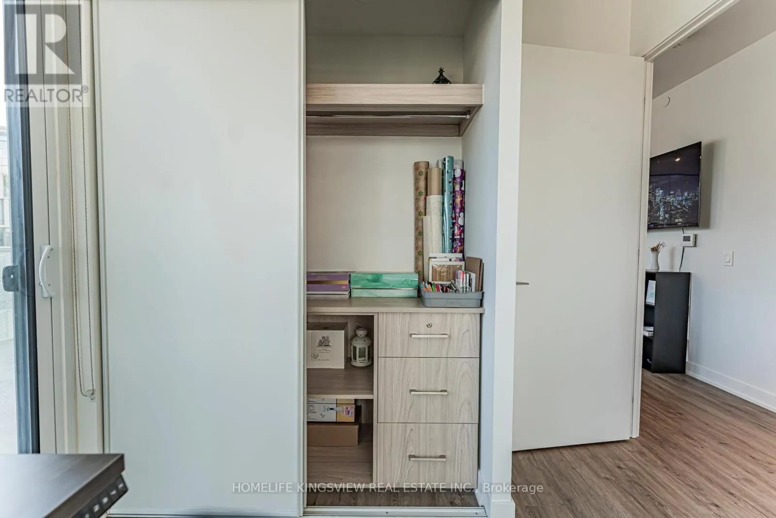923 - 15 QUEENS QUAY E
