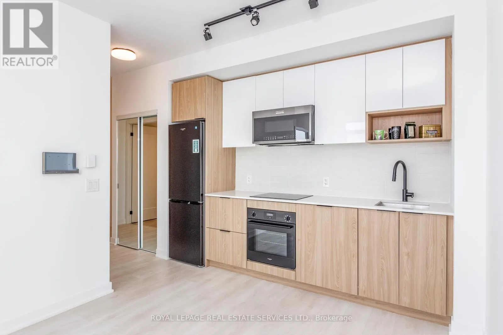 1207 - 5 DEFRIES STREET