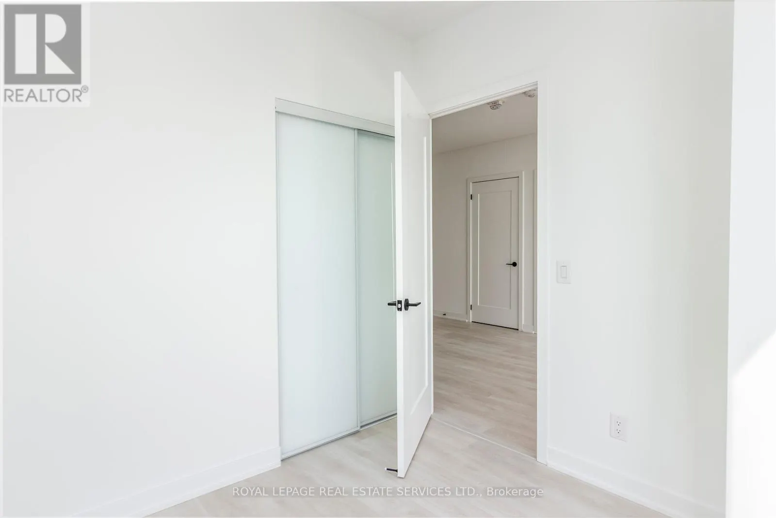 1207 - 5 DEFRIES STREET
