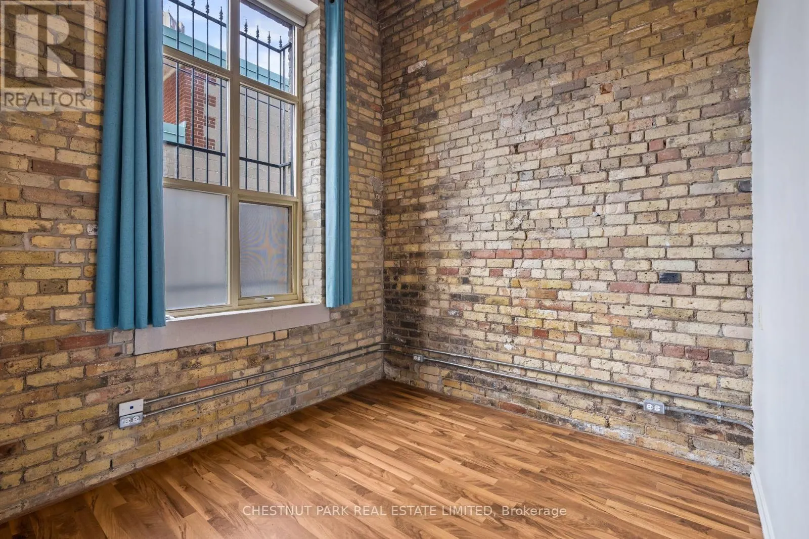 201 - 736 DUNDAS STREET E