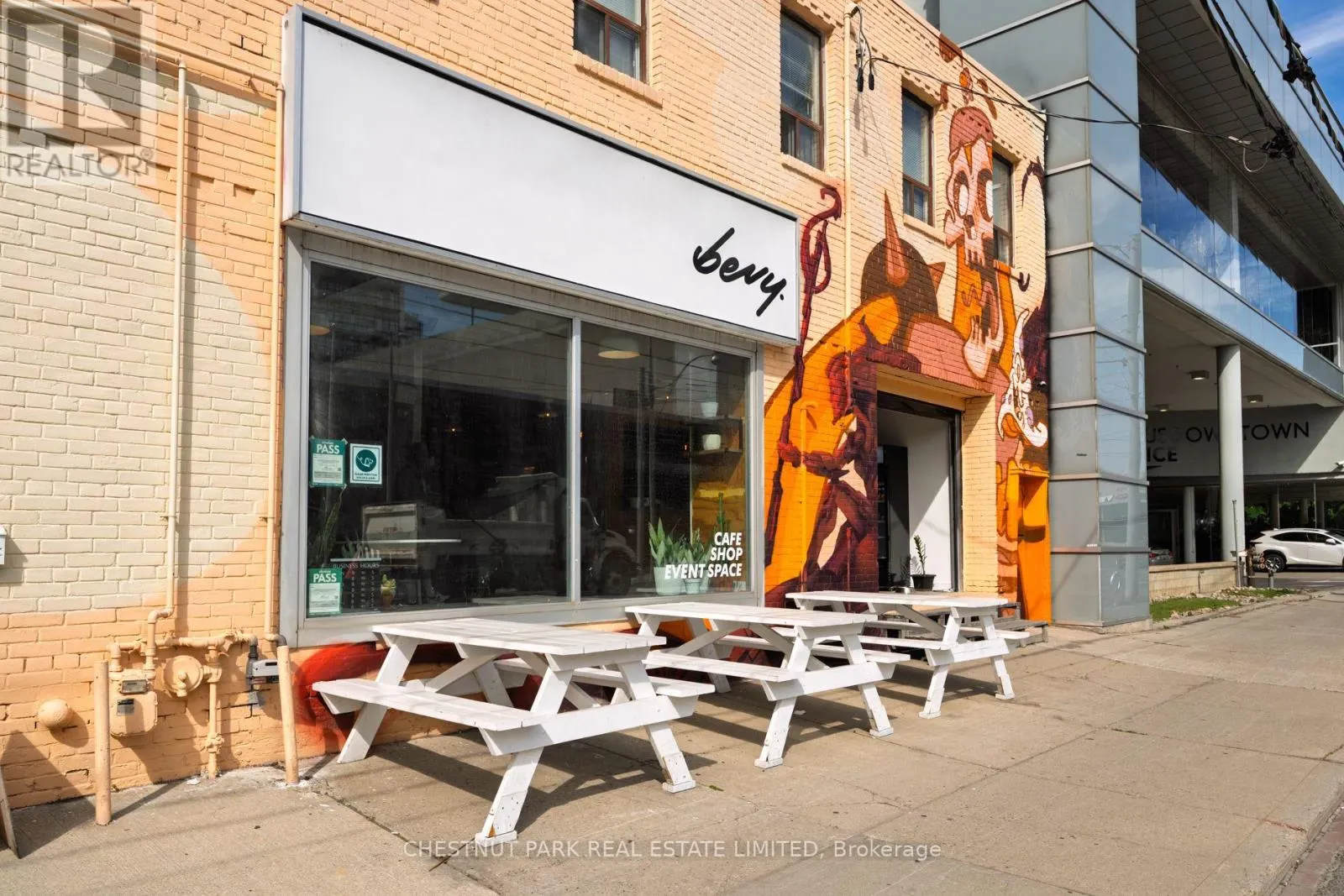 201 - 736 DUNDAS STREET E