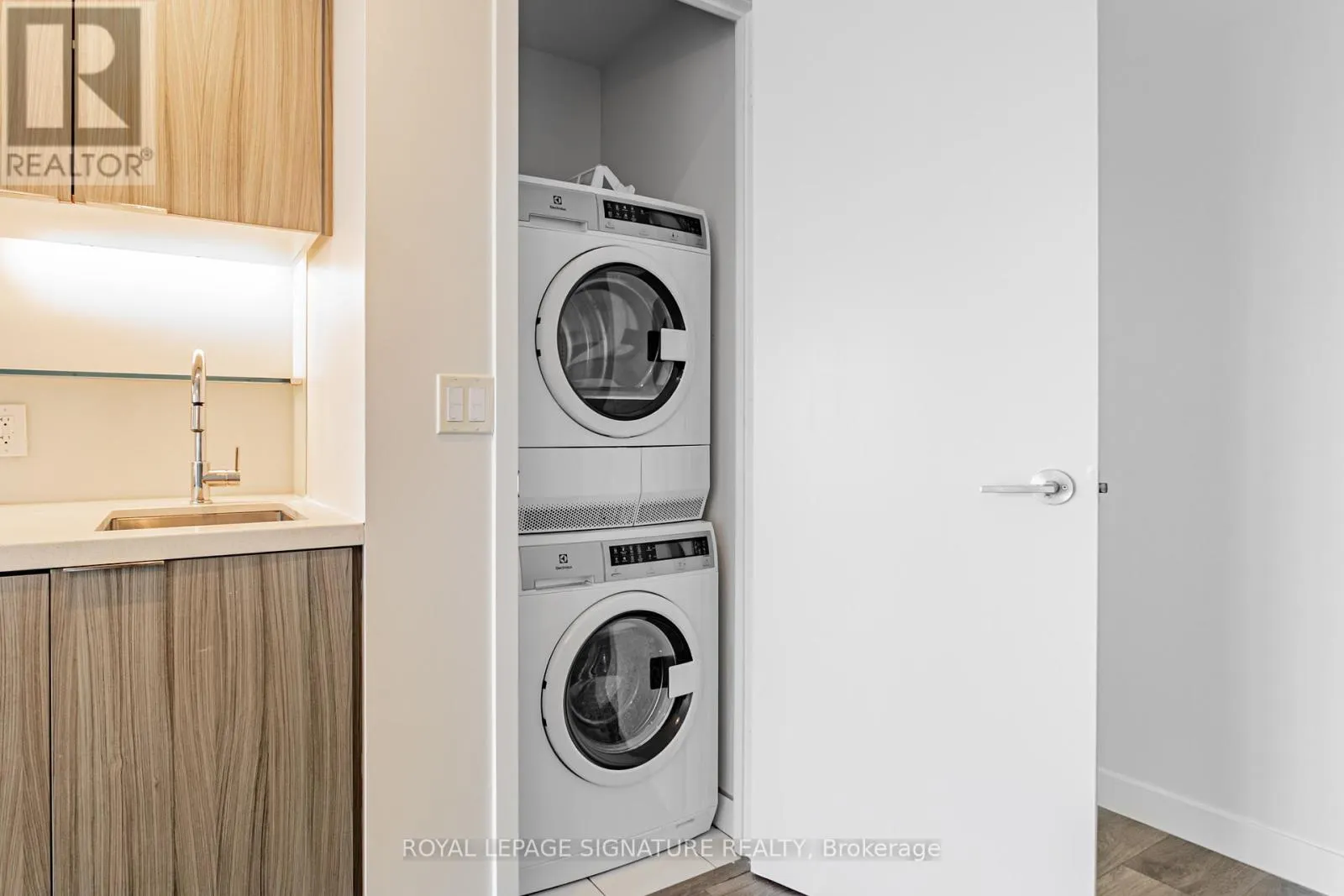 1805 - 215 QUEEN STREET W
