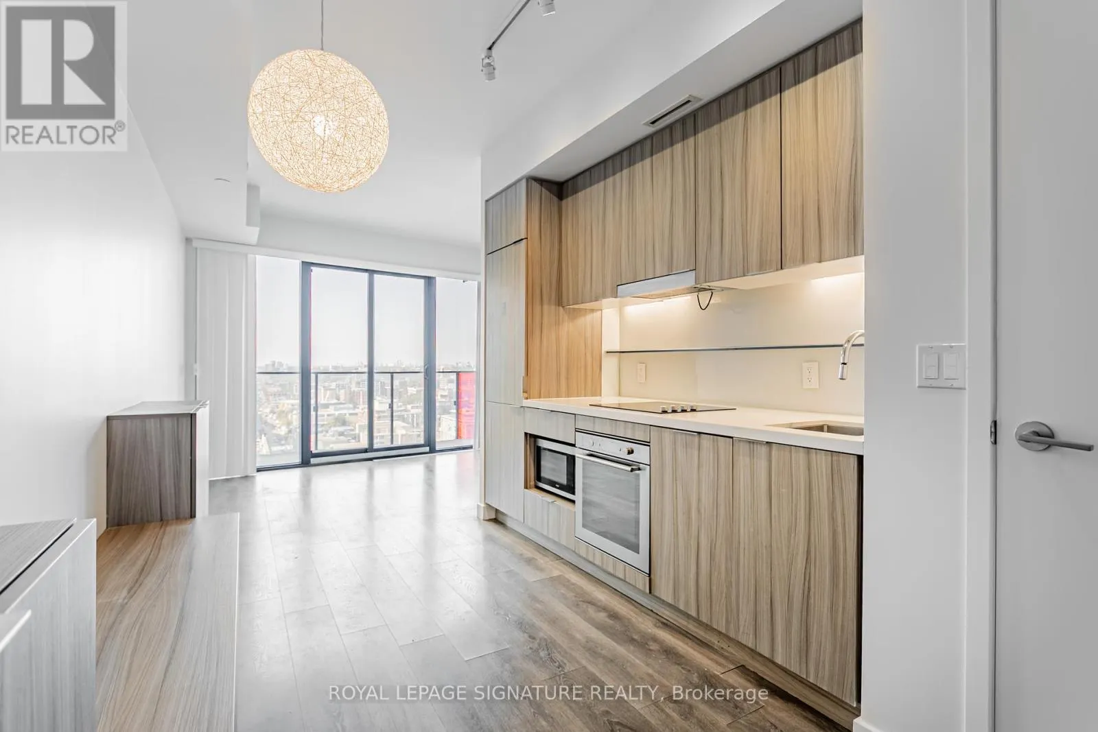 1805 - 215 QUEEN STREET W