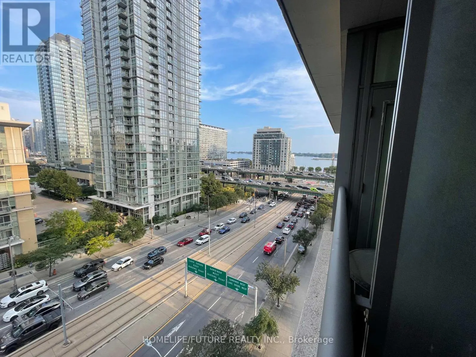 915 - 15 BRUNEL COURT