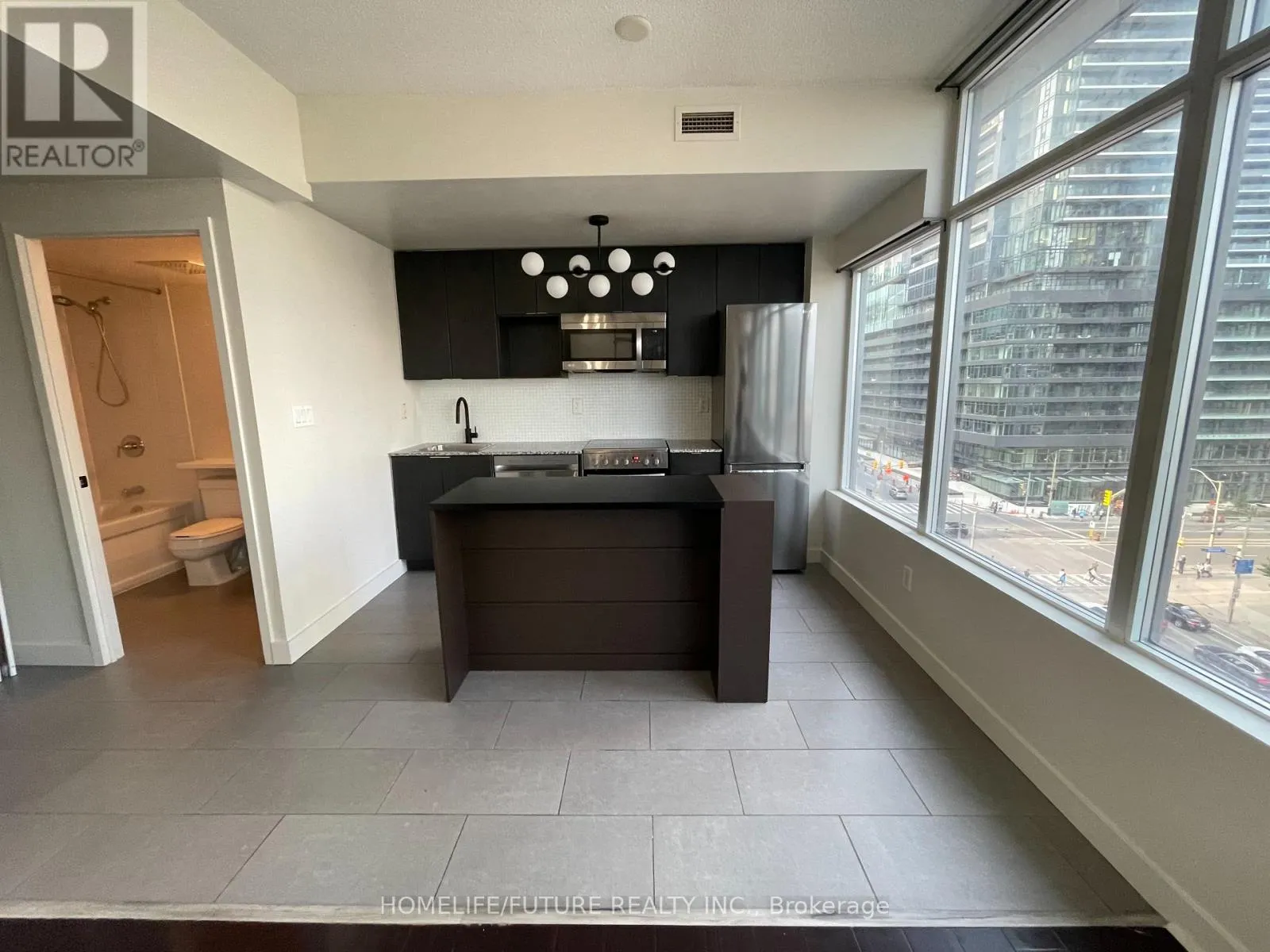 915 - 15 BRUNEL COURT