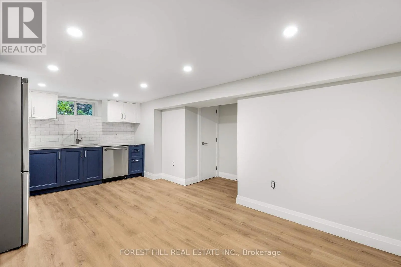 LOWER - 116 MANOR ROAD E
