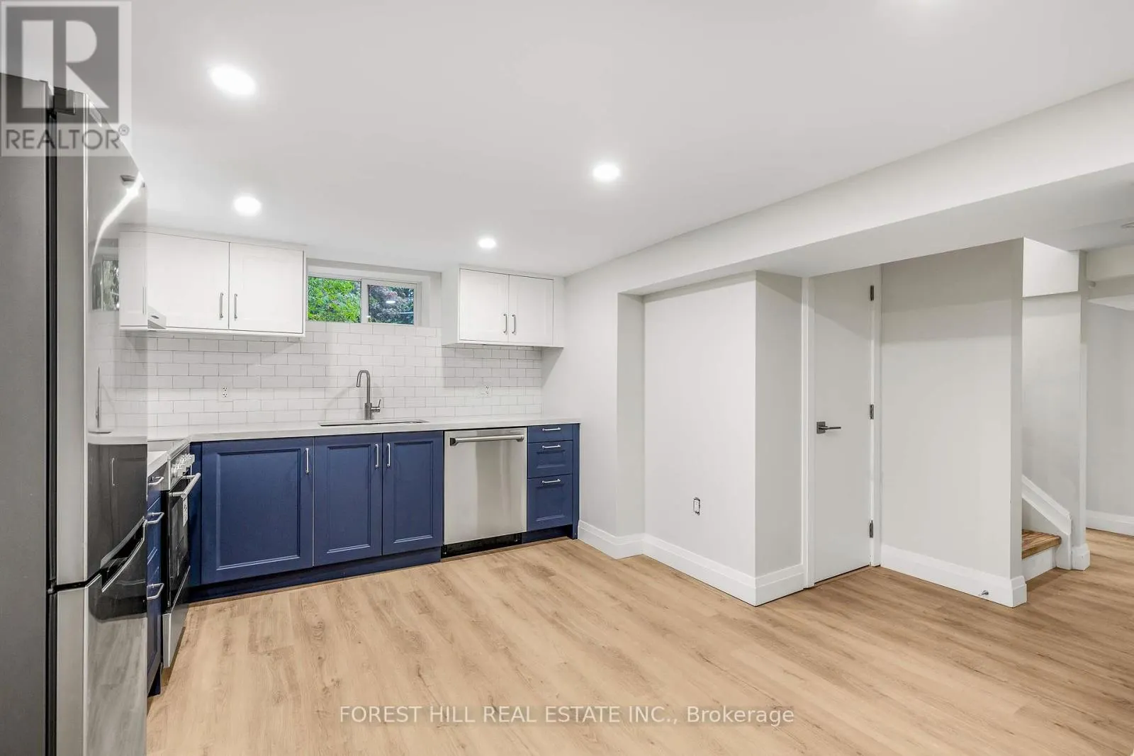 LOWER - 116 MANOR ROAD E