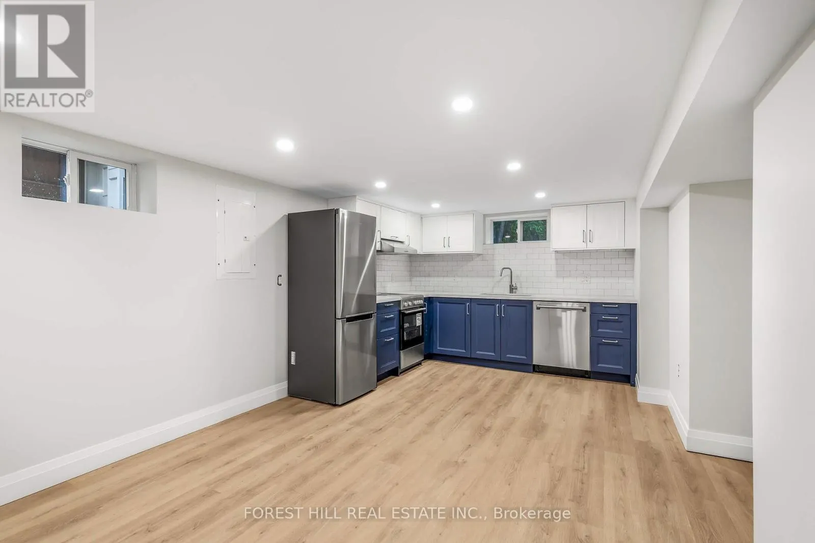 LOWER - 116 MANOR ROAD E