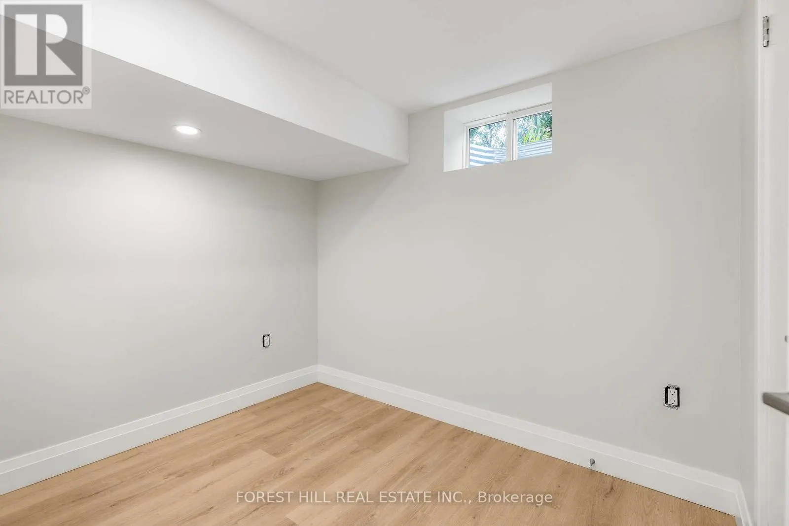 LOWER - 116 MANOR ROAD E