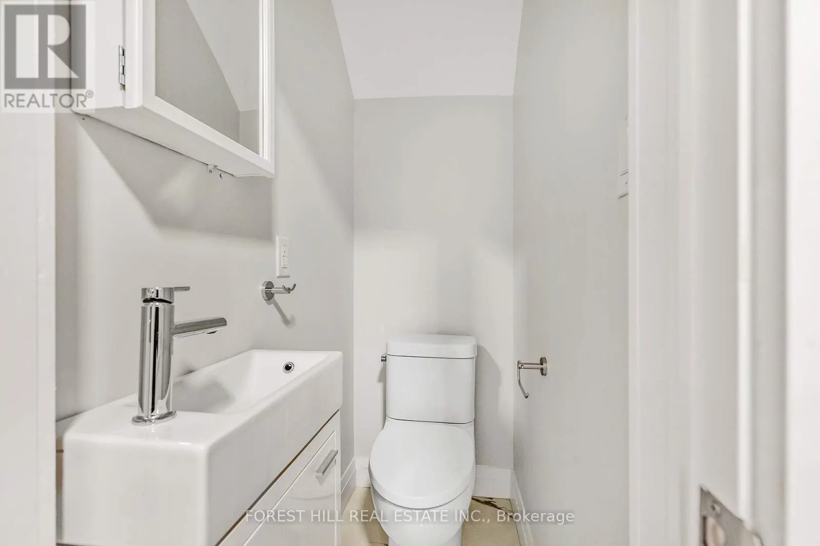 UPPER - 116 MANOR ROAD E