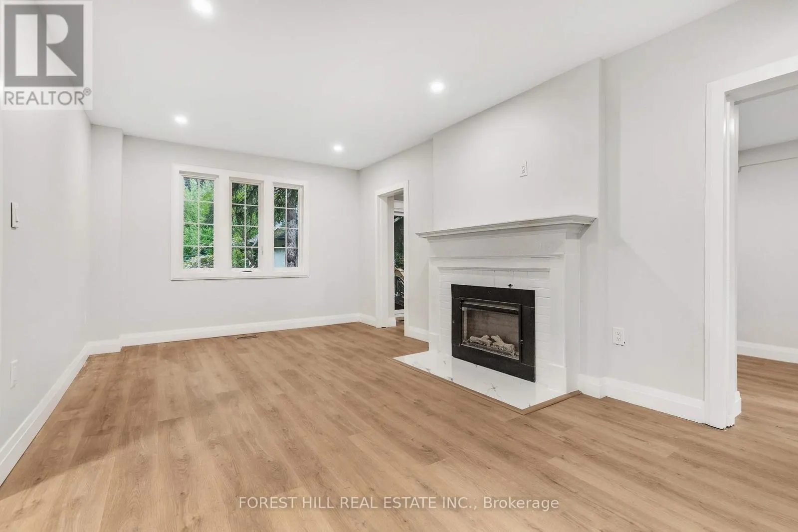 UPPER - 116 MANOR ROAD E