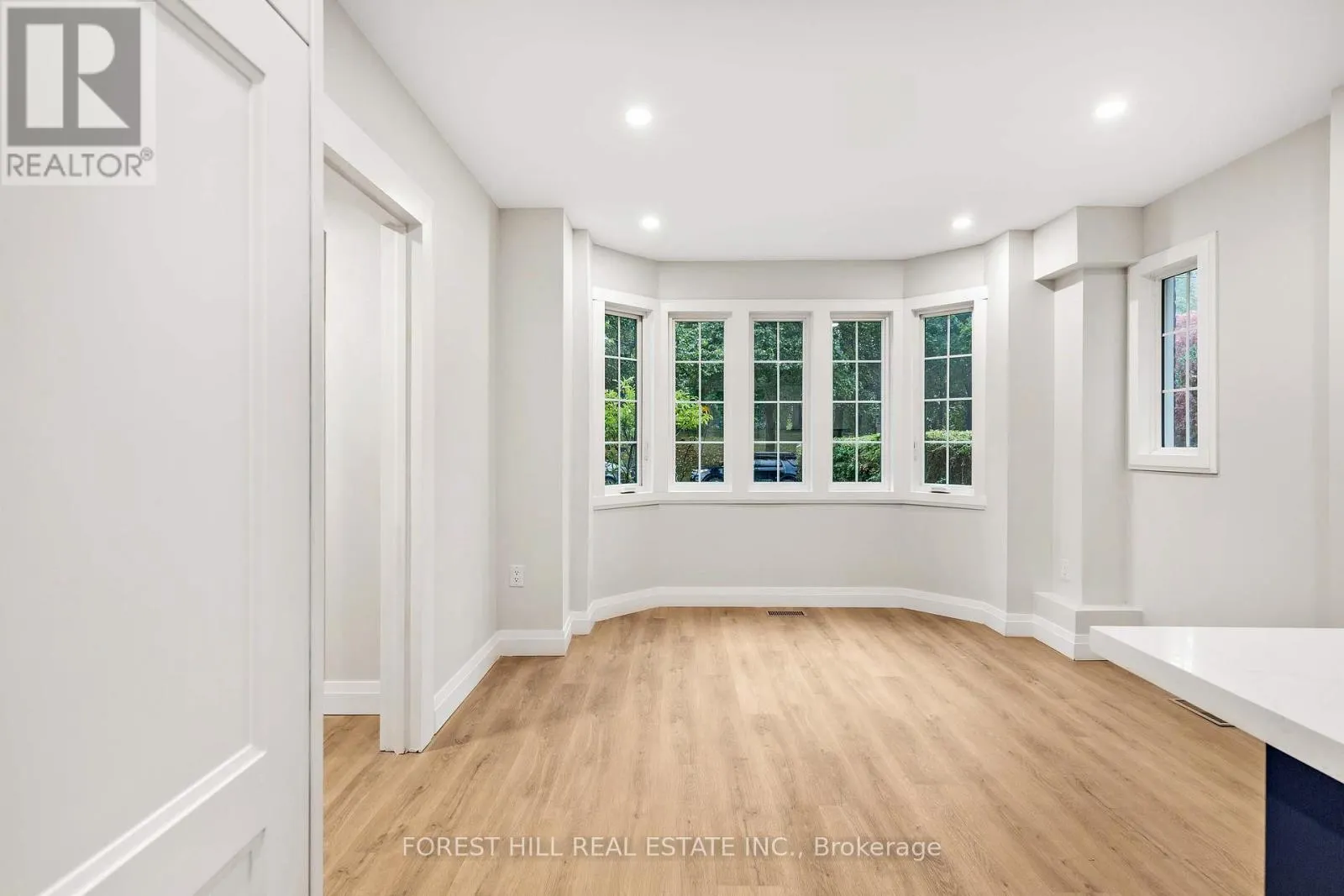 UPPER - 116 MANOR ROAD E