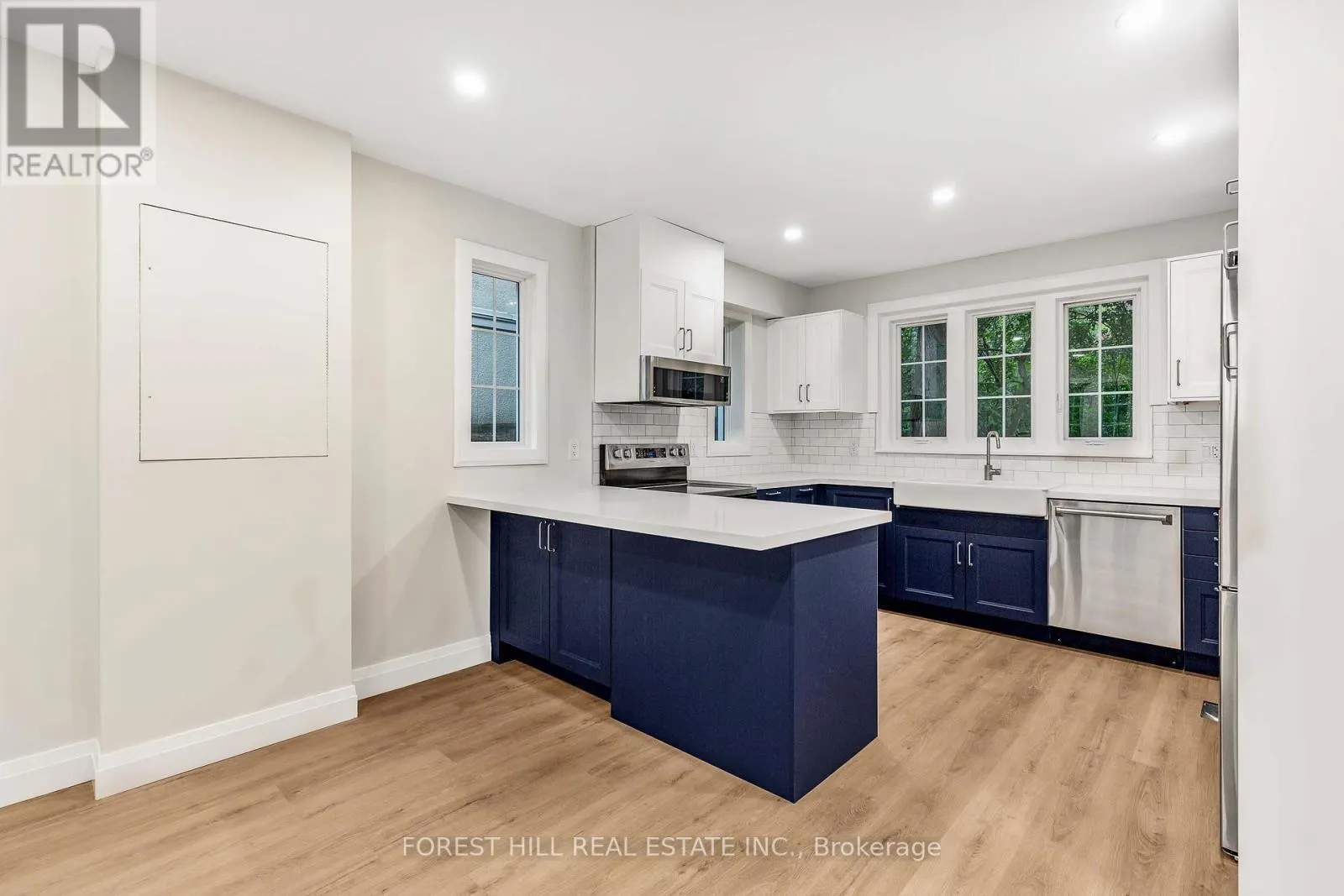 UPPER - 116 MANOR ROAD E