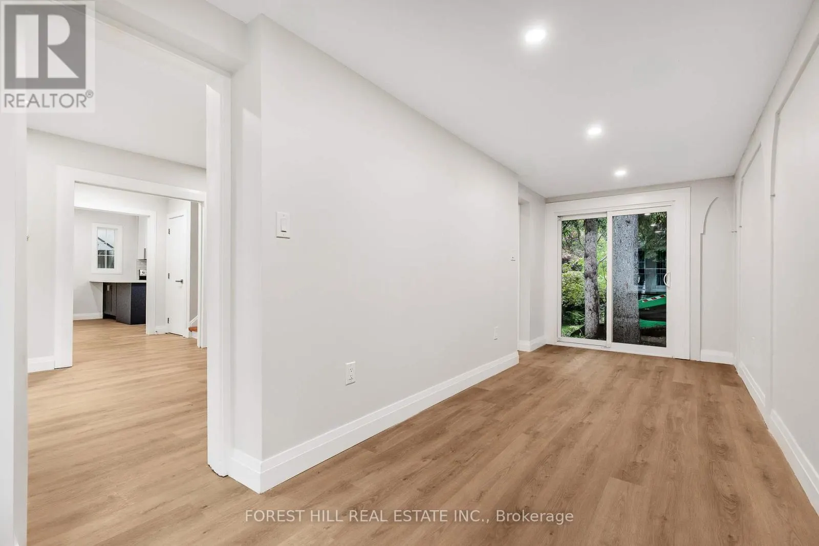 UPPER - 116 MANOR ROAD E
