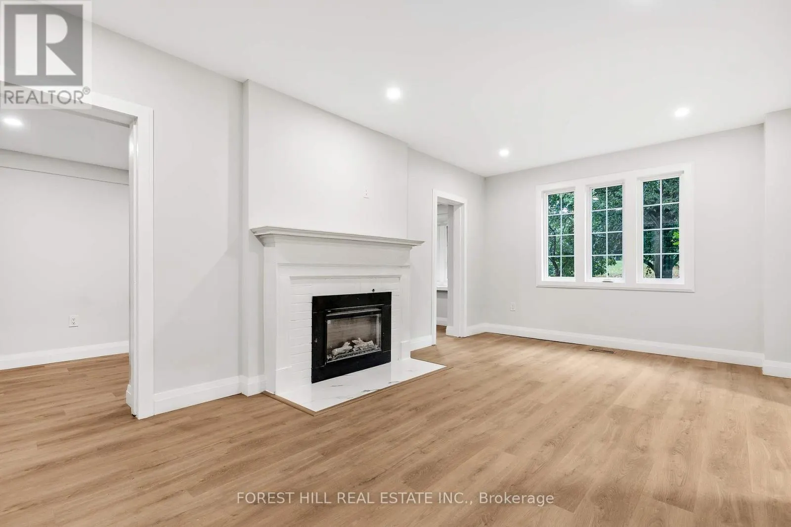 UPPER - 116 MANOR ROAD E