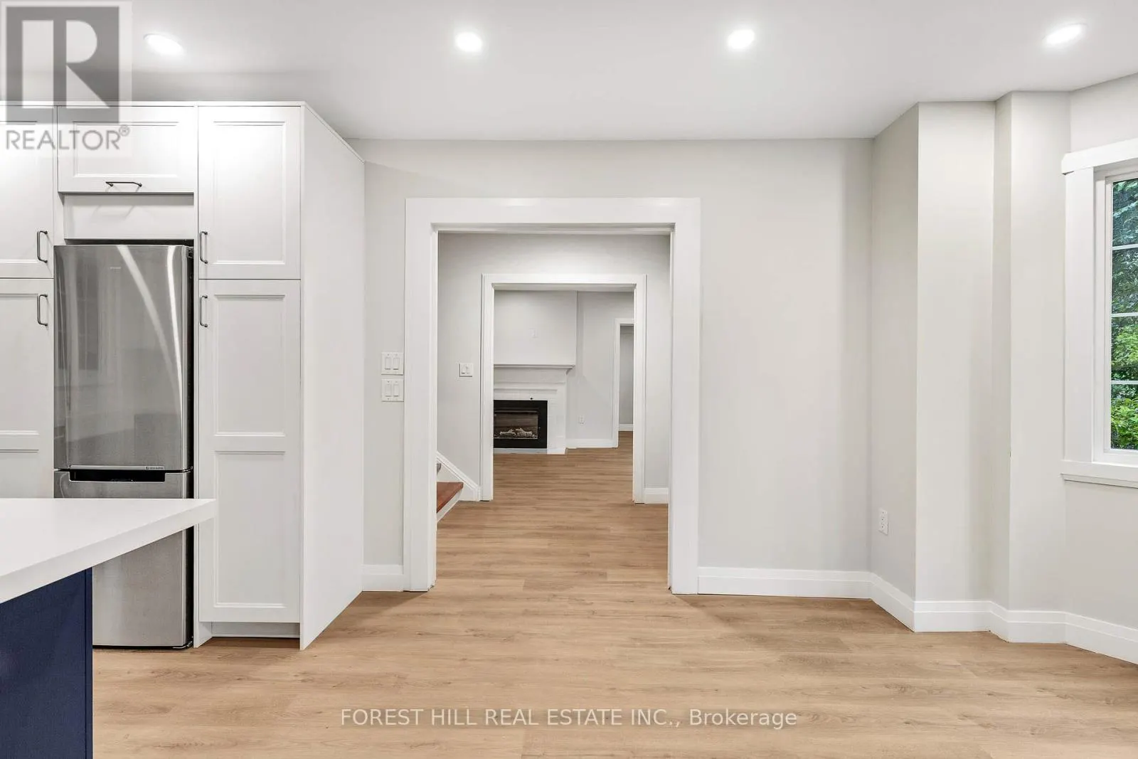 UPPER - 116 MANOR ROAD E