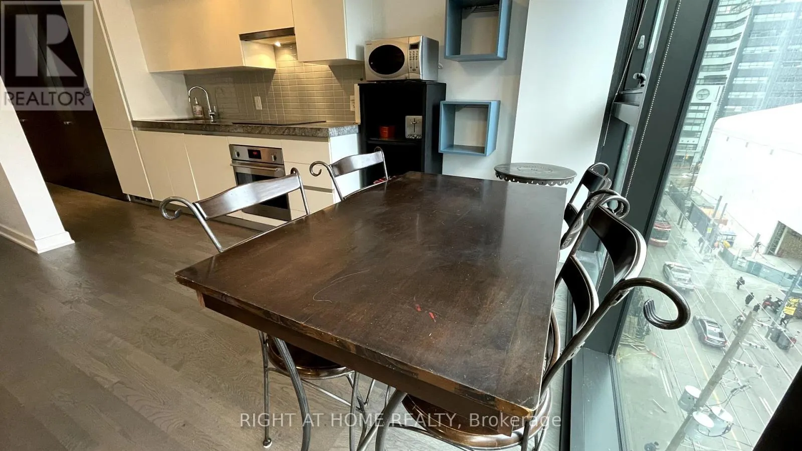 729 - 629 KING STREET W