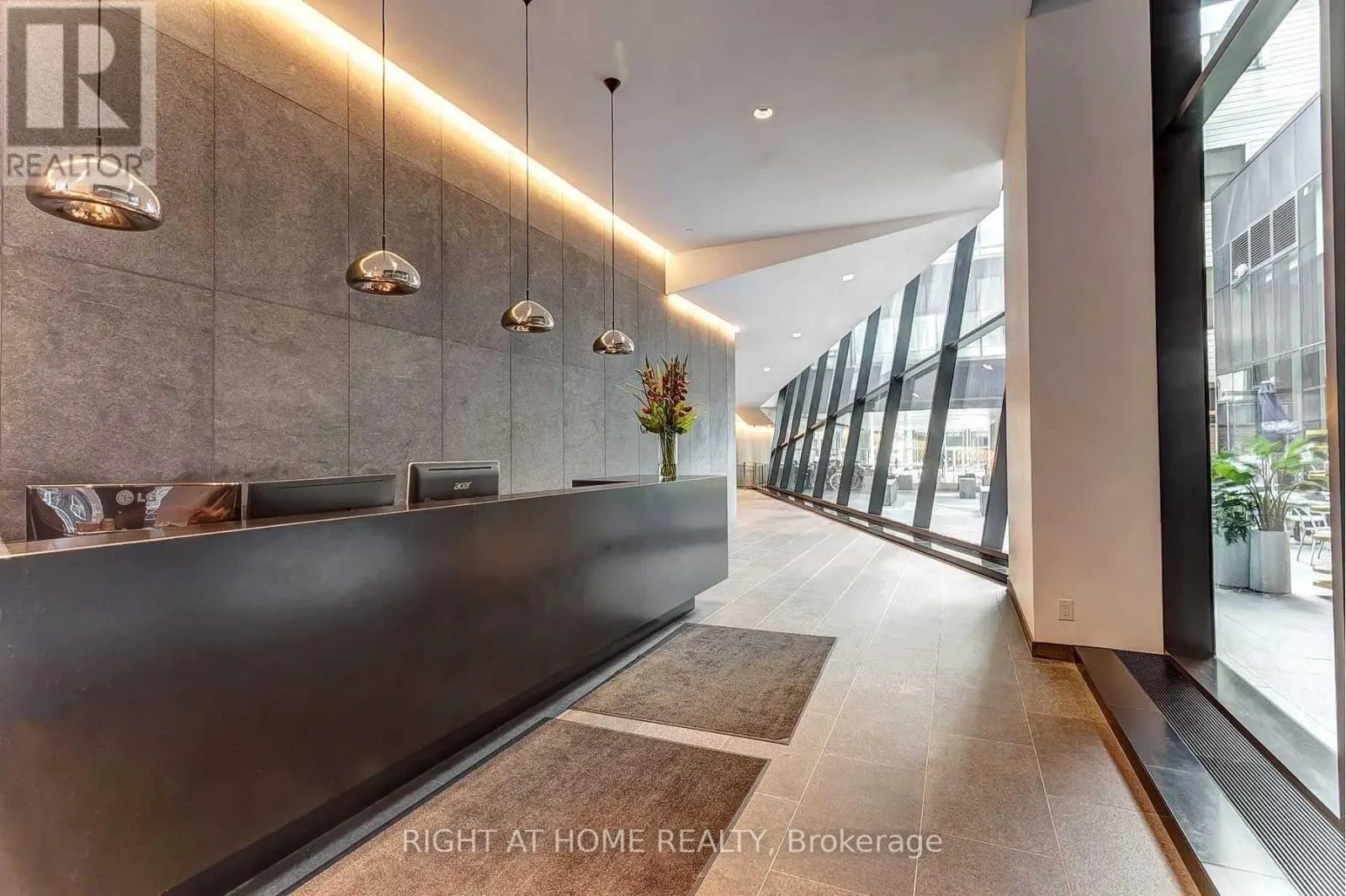 729 - 629 KING STREET W