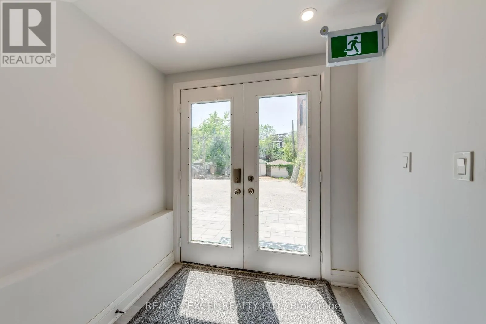 UNIT B - 923 COLLEGE STREET