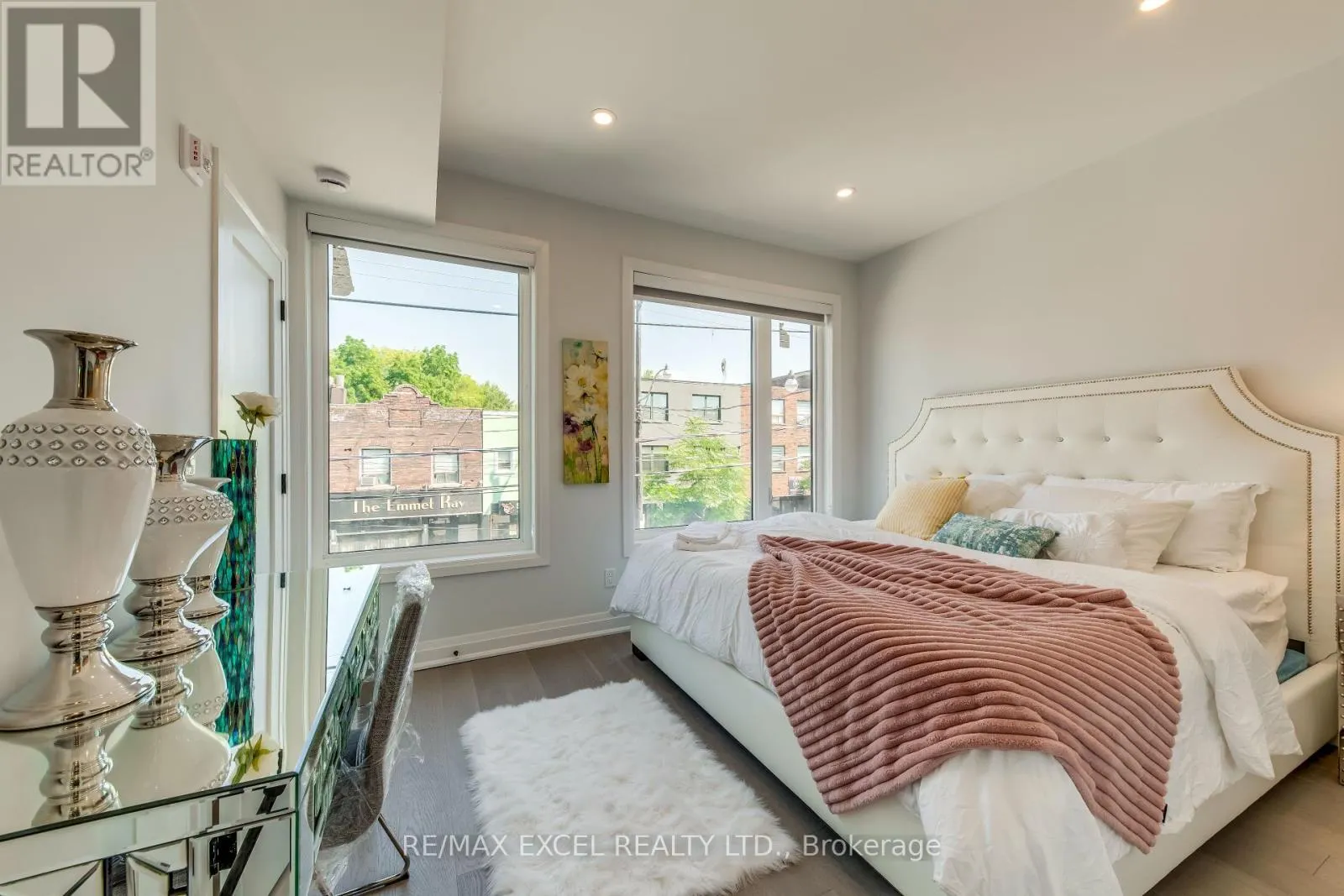 UNIT B - 923 COLLEGE STREET