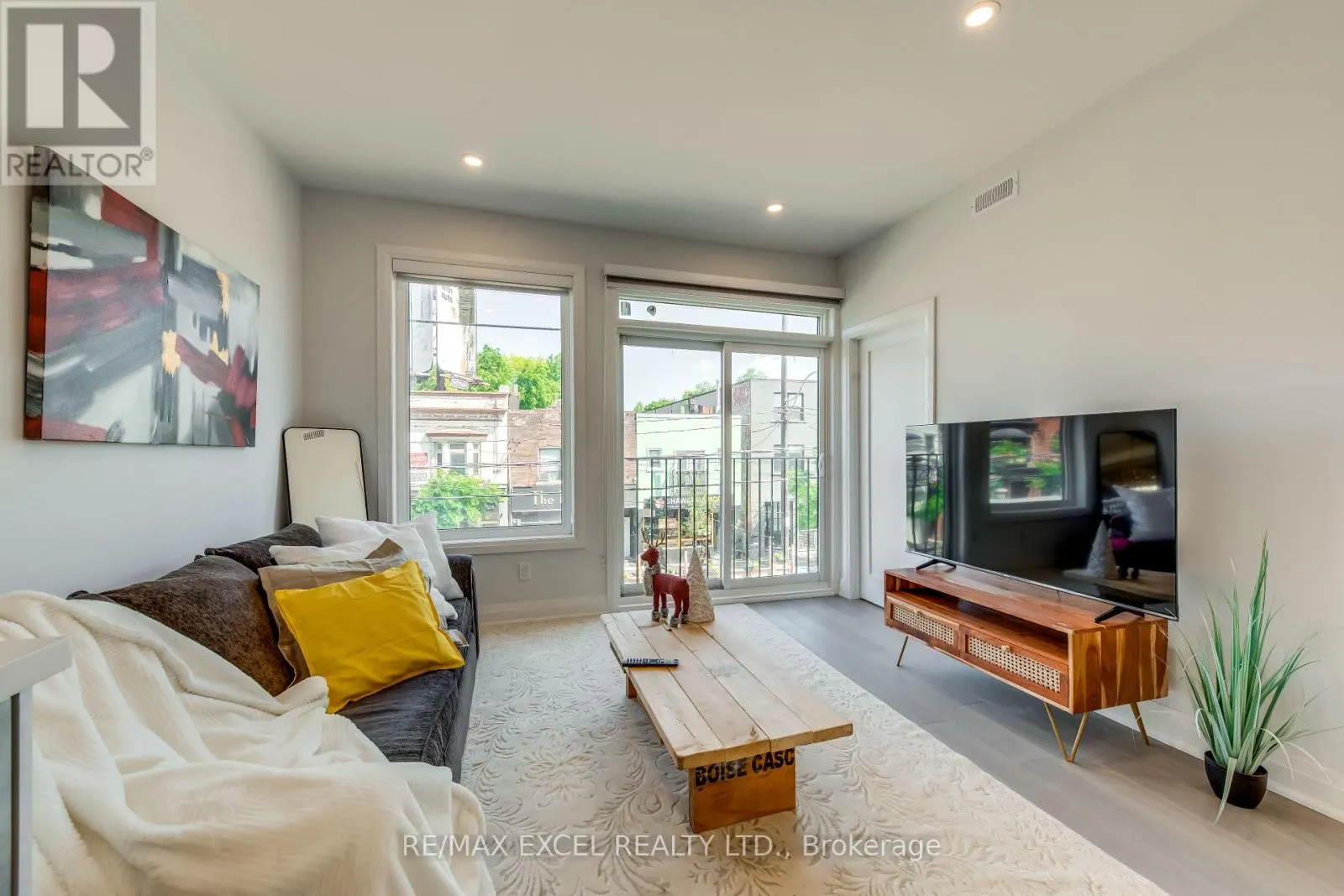 UNIT B - 923 COLLEGE STREET