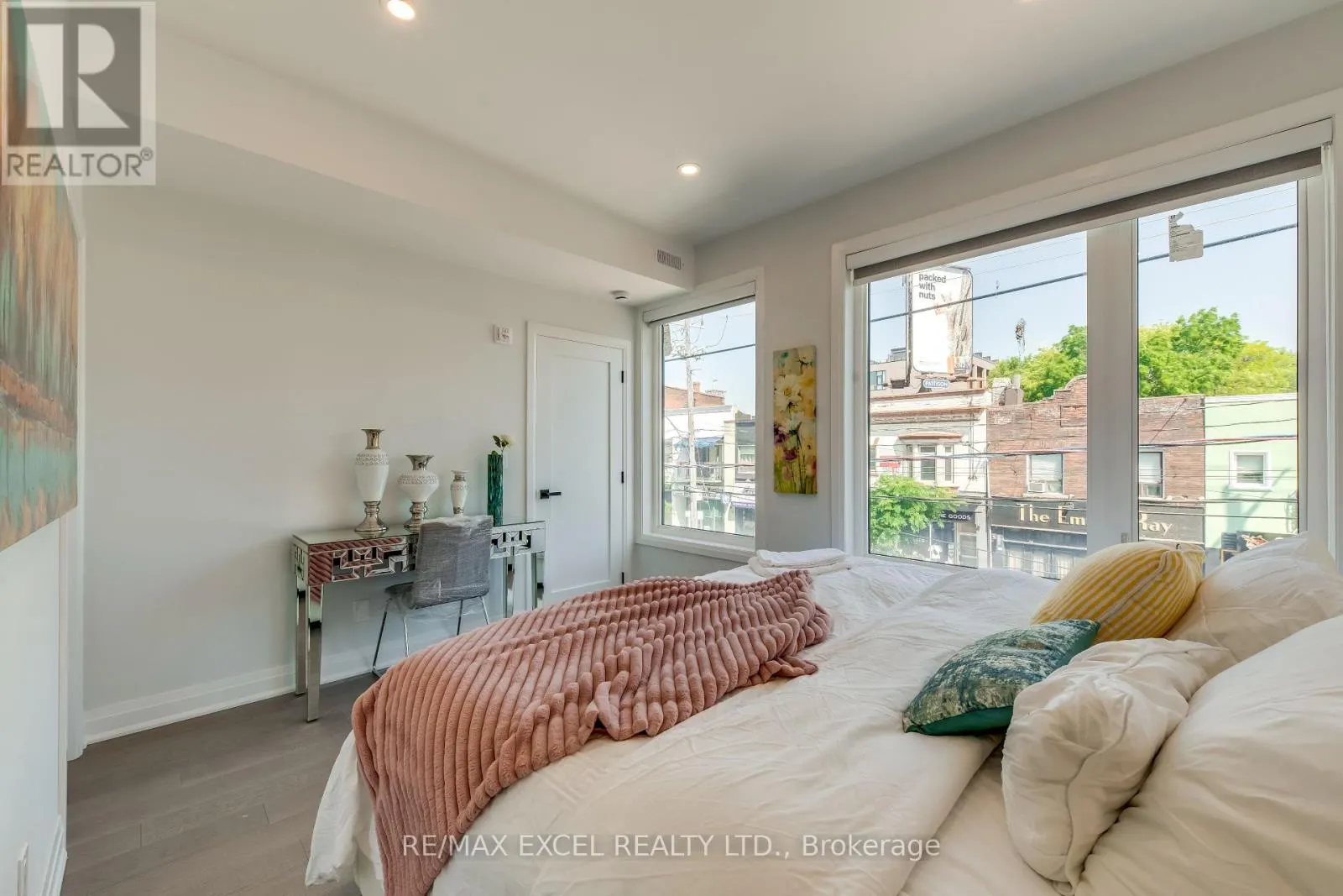 UNIT B - 923 COLLEGE STREET