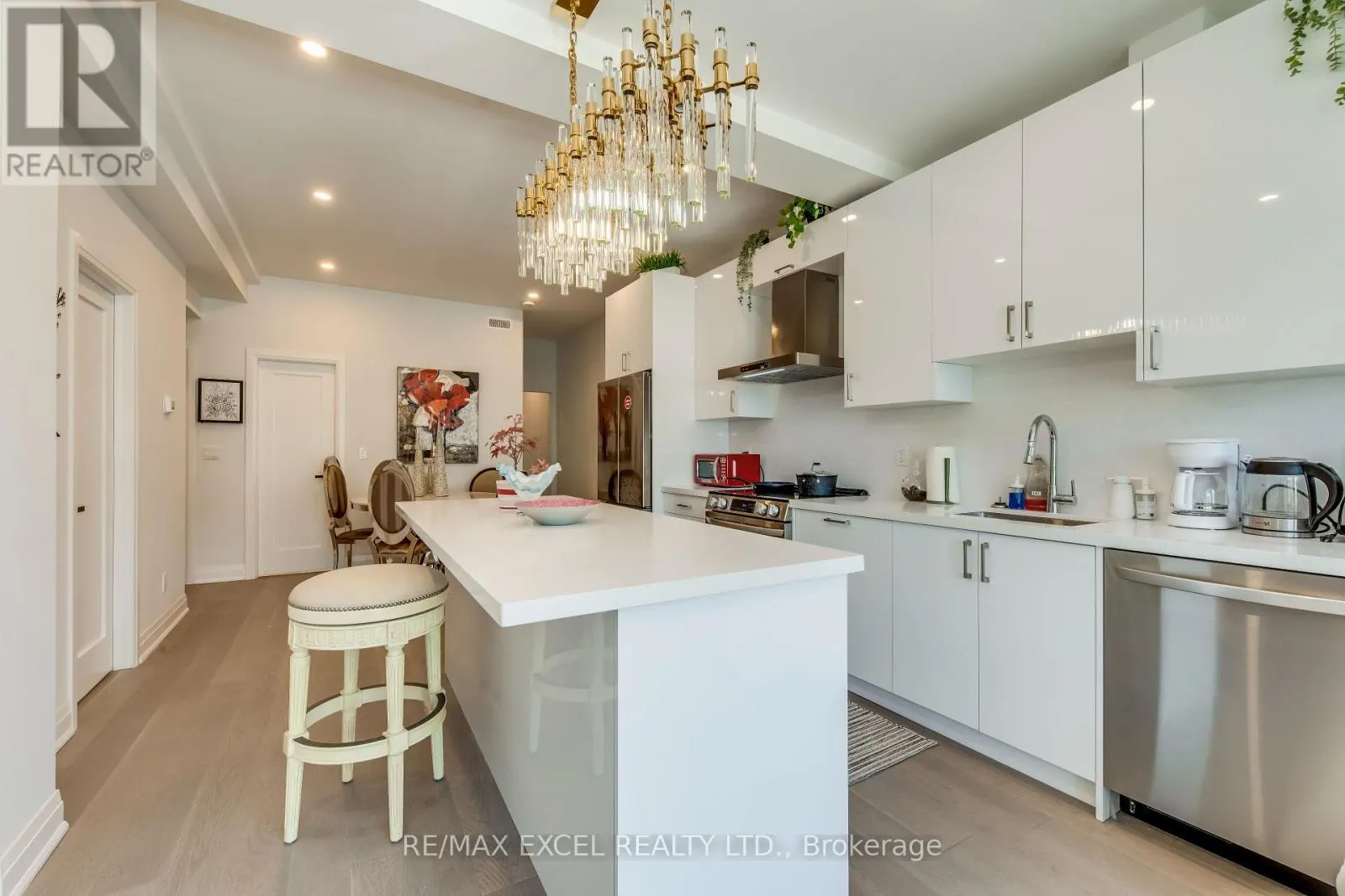 UNIT B - 923 COLLEGE STREET