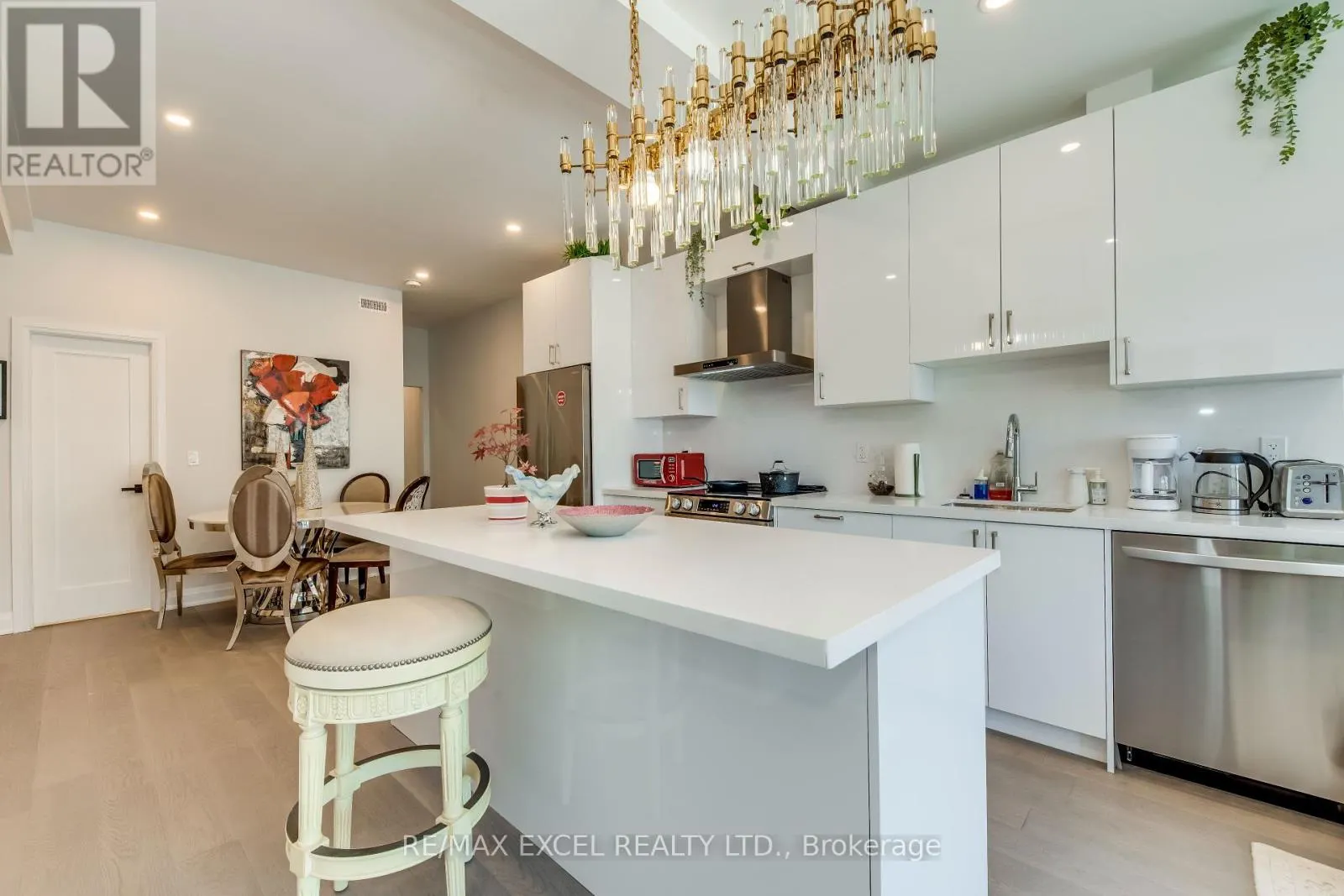 UNIT B - 923 COLLEGE STREET