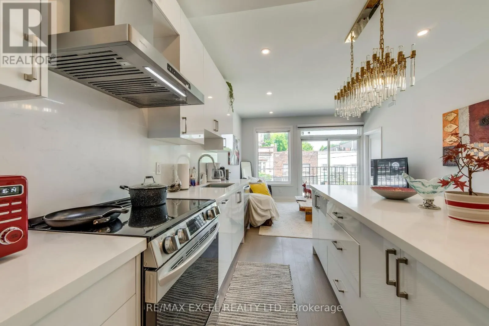 UNIT B - 923 COLLEGE STREET