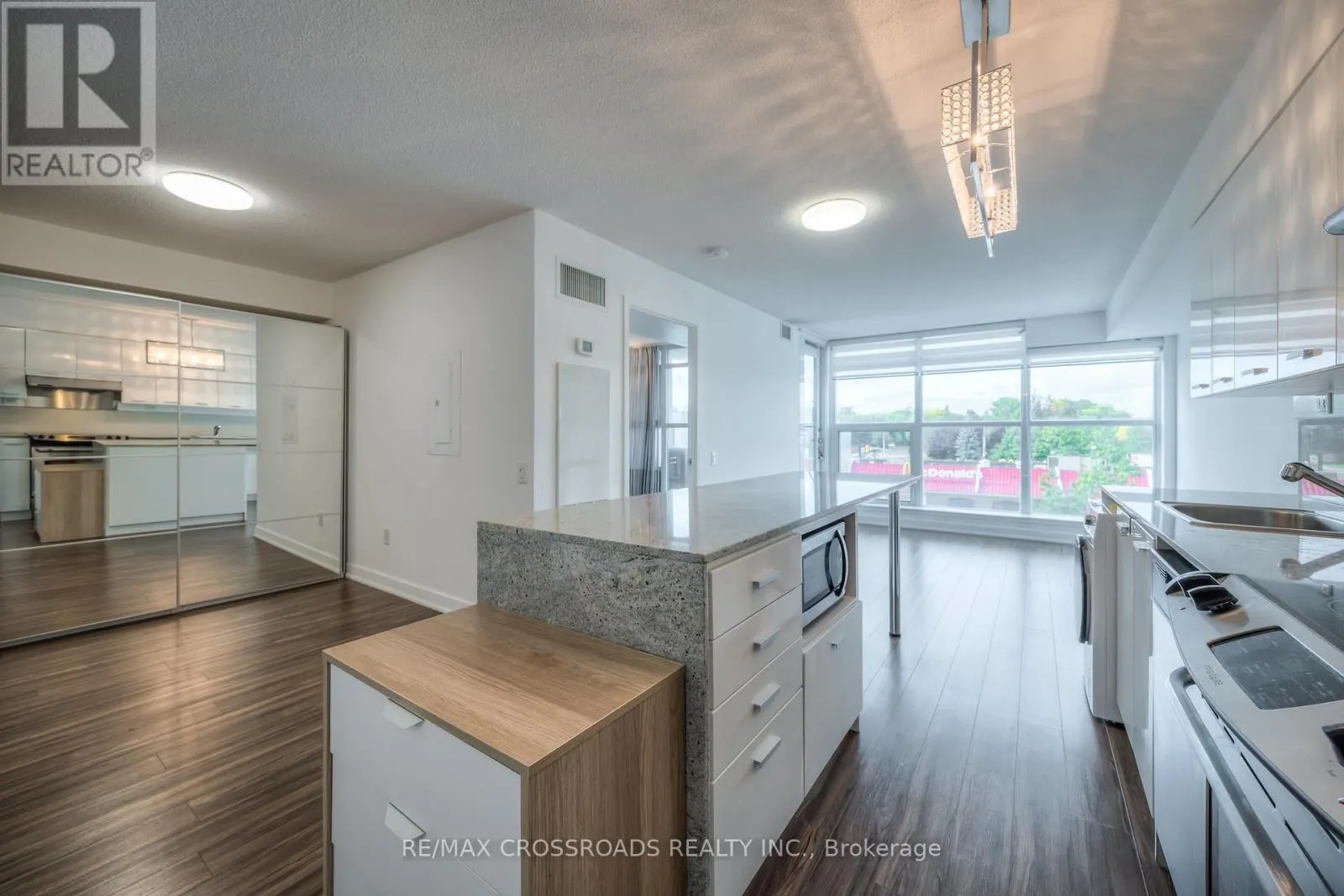 206 - 15 SINGER COURT