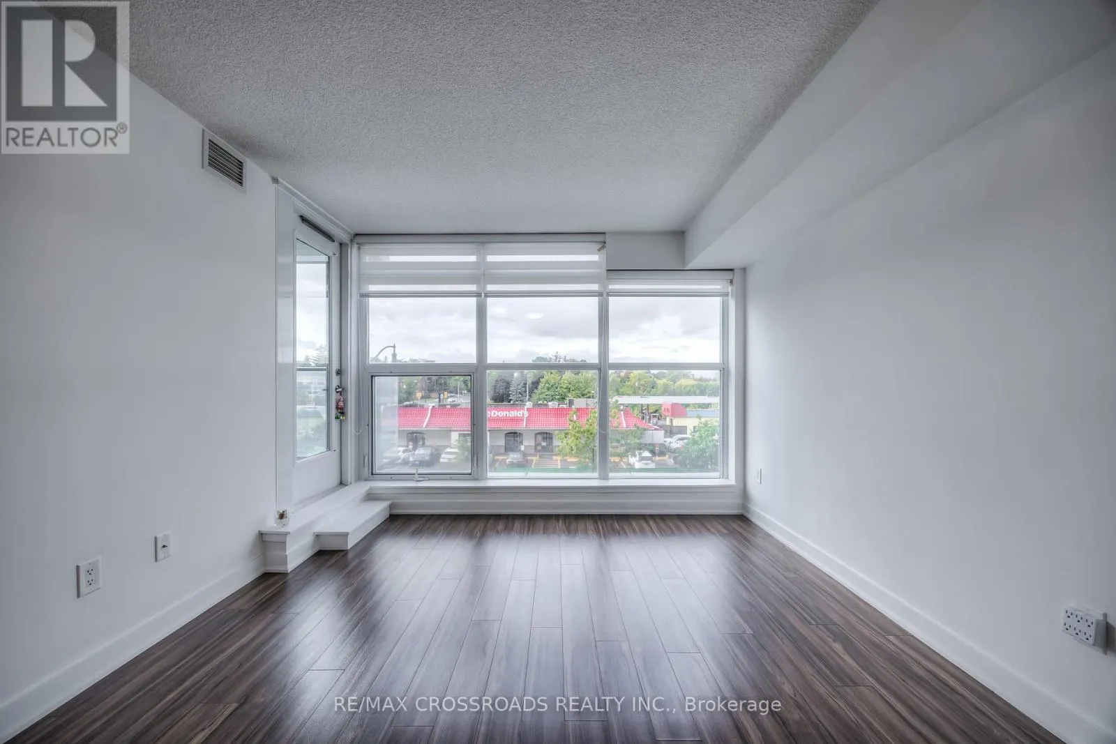 206 - 15 SINGER COURT