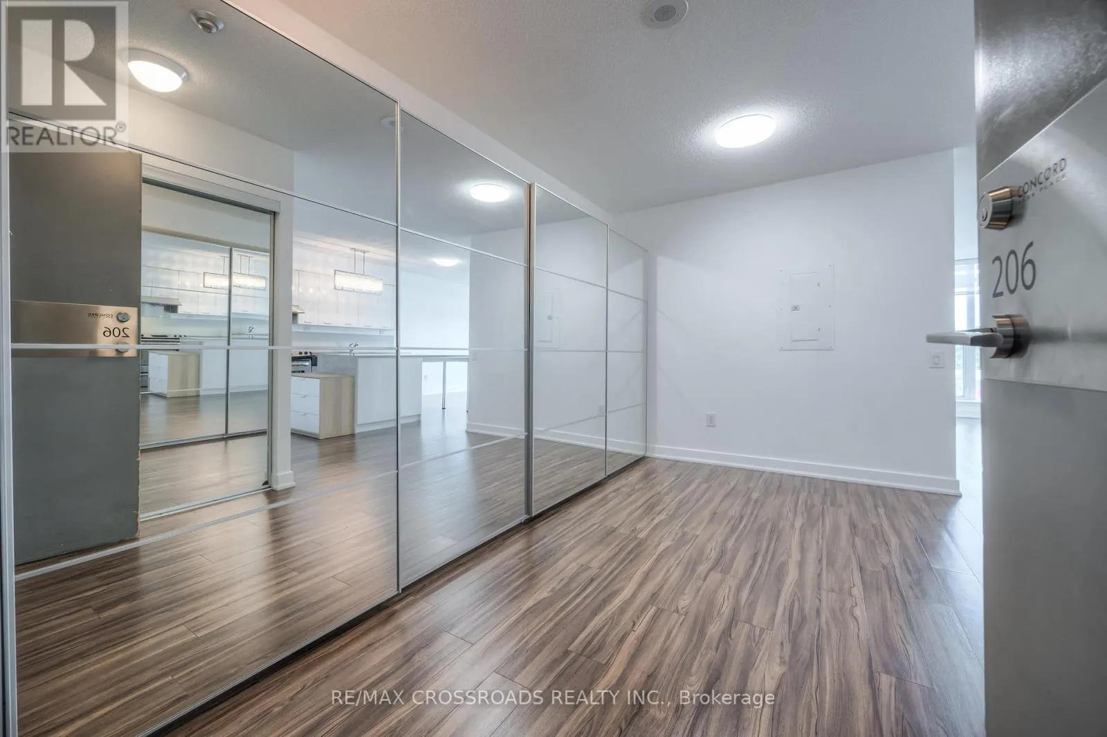206 - 15 SINGER COURT