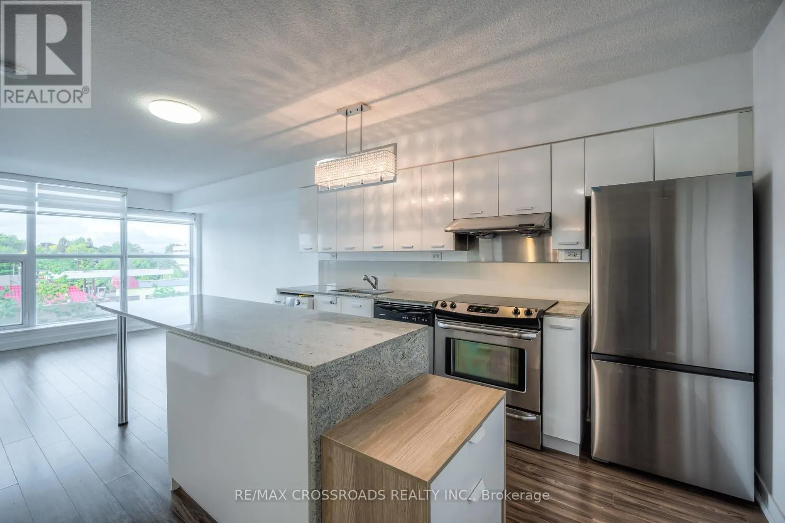 206 - 15 SINGER COURT