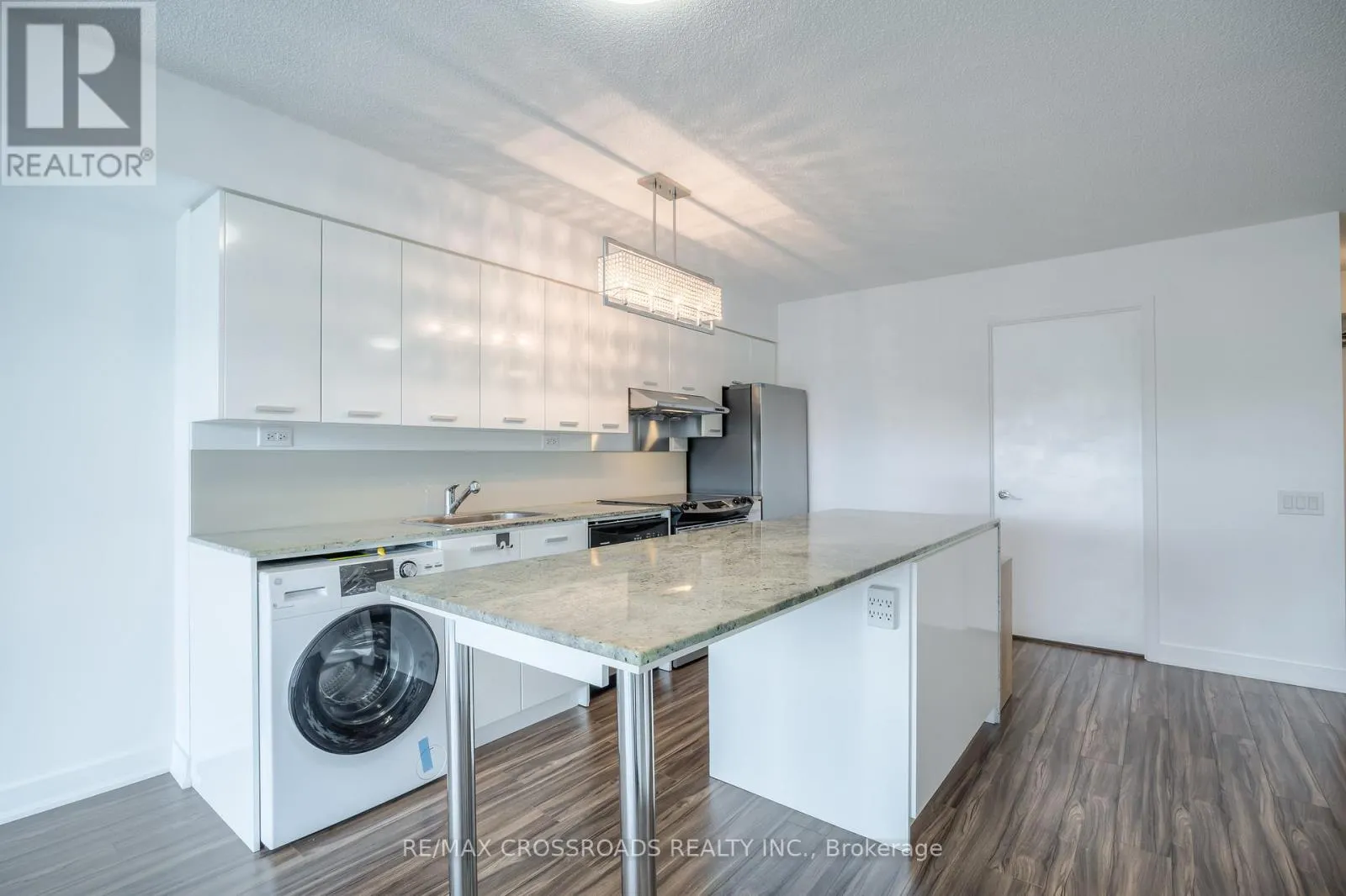 206 - 15 SINGER COURT