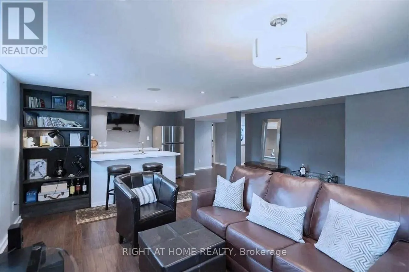 2 GROVELAND CRESCENT