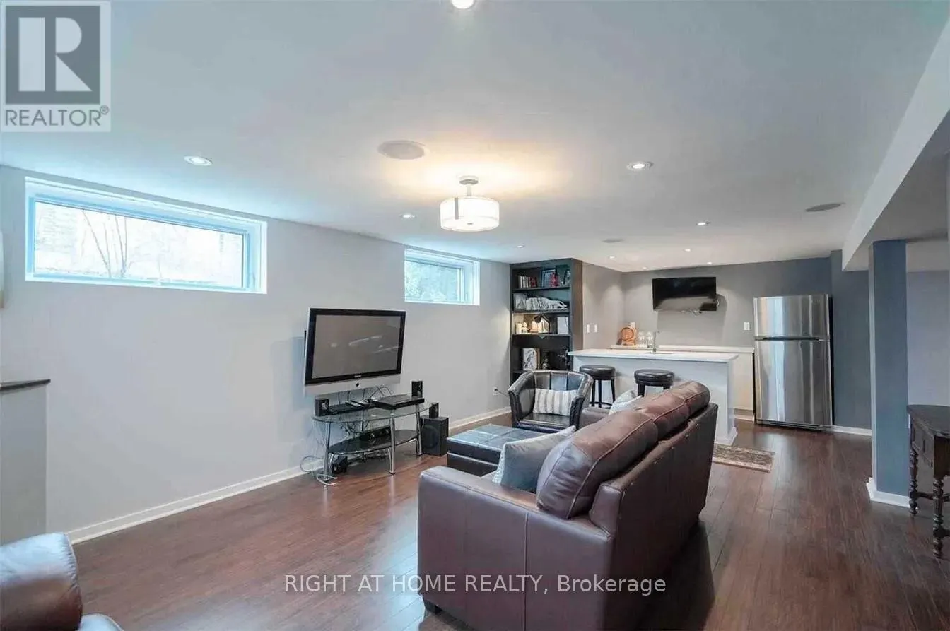 2 GROVELAND CRESCENT